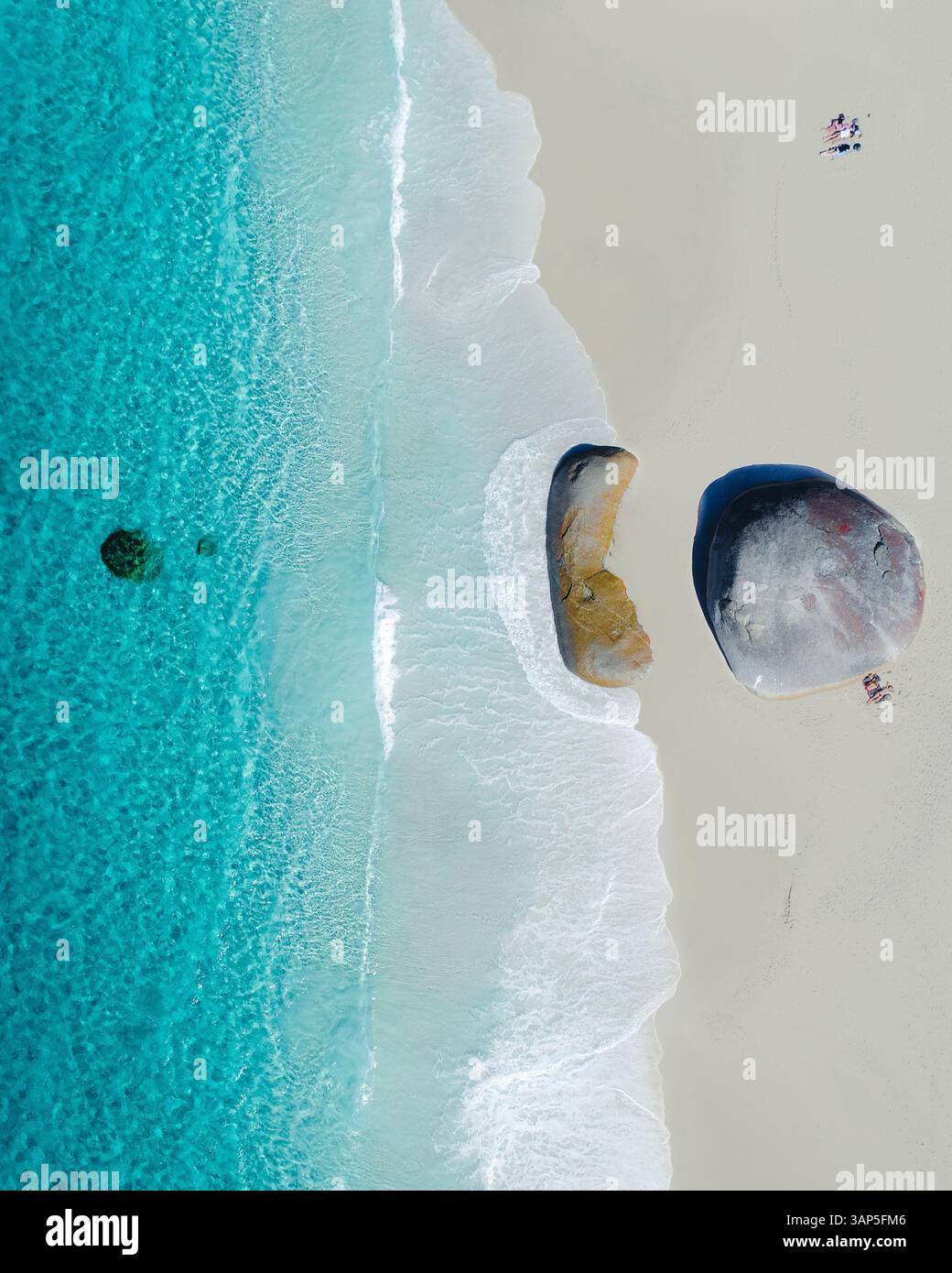 Vue aérienne d'un rocher sur Nanarup Little Beach, Albany, Australie occidentale, Australie. Banque D'Images