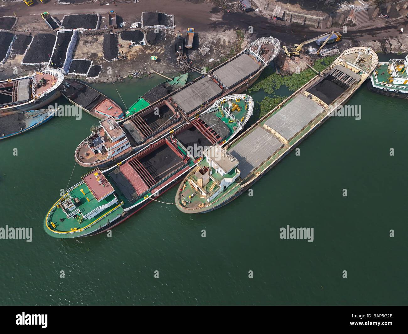Vue aérienne du quai de charbon animé avec des bateaux amarrés et des cargos, Dhaka, Dhaka, Bangladesh. Banque D'Images