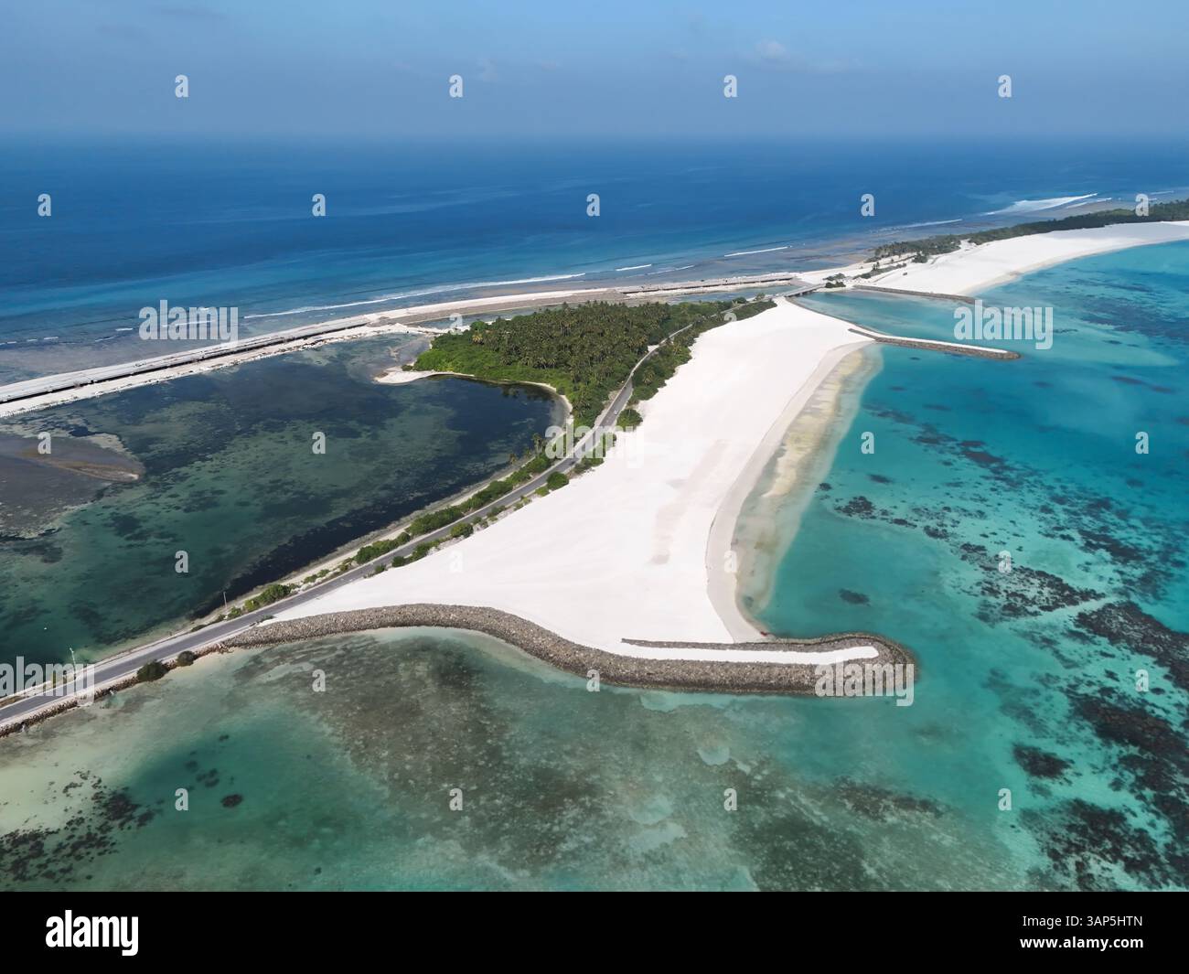 Vue aérienne de l'océan turquoise et des terres artificielles à Maradhoo, Addu Atoll, Maldives. Banque D'Images