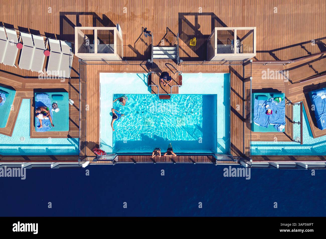 Split, Croatie - 16 avril 2024 : vue aérienne de la station balnéaire de luxe avec bateau de croisière, Split, Split-Dalmatie, Croatie. Banque D'Images