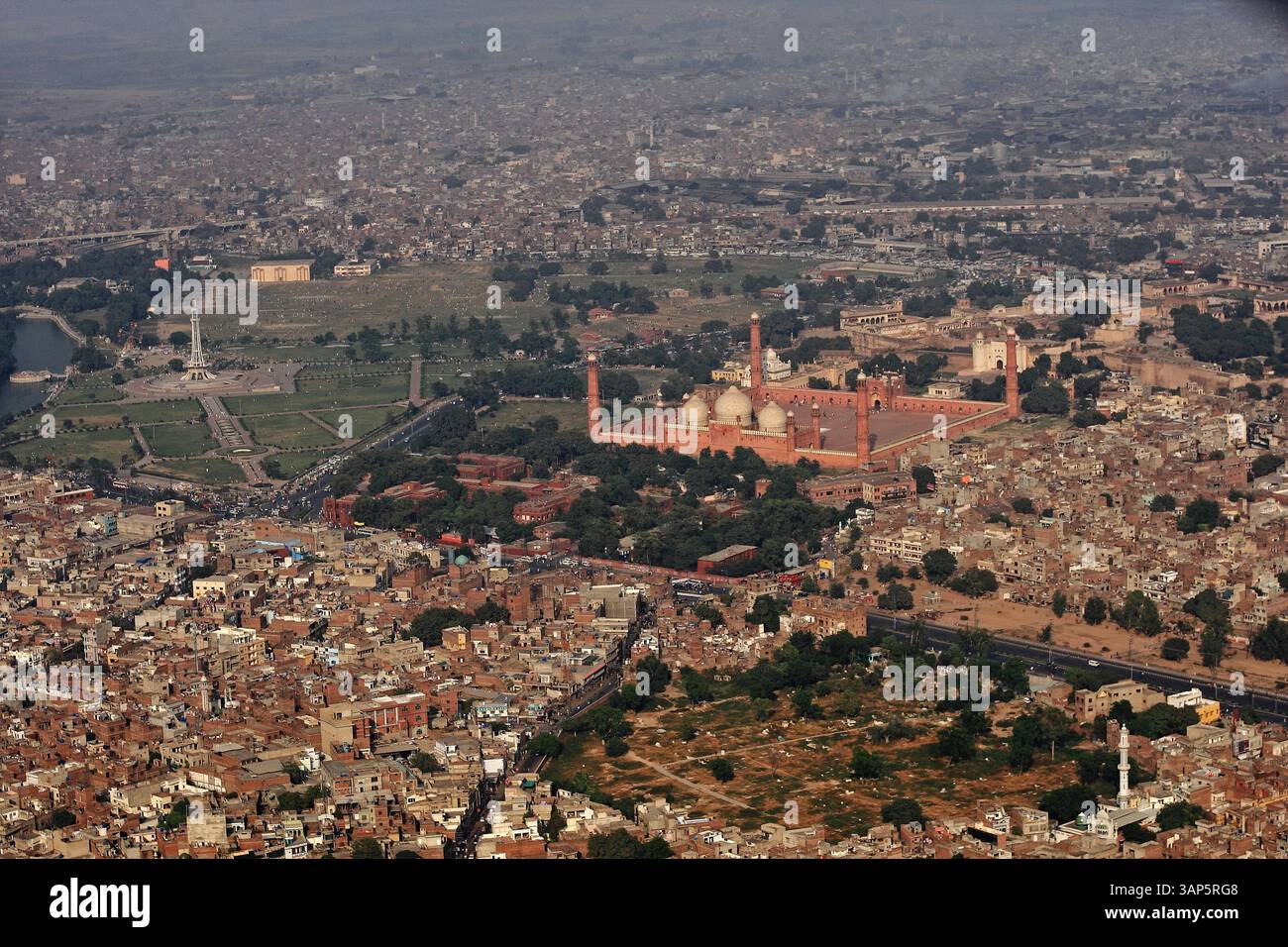Vue aérienne du paysage urbain animé avec l'emblématique mosquée Badshahi et le paysage urbain tentaculaire, Lahore, Pakistan. Banque D'Images