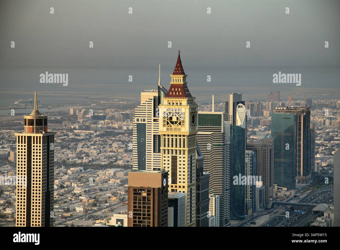 Vue aérienne des gratte-ciels modernes et des bâtiments le long de Sheikh Zayed Road, Dubaï, Émirats arabes Unis. Banque D'Images