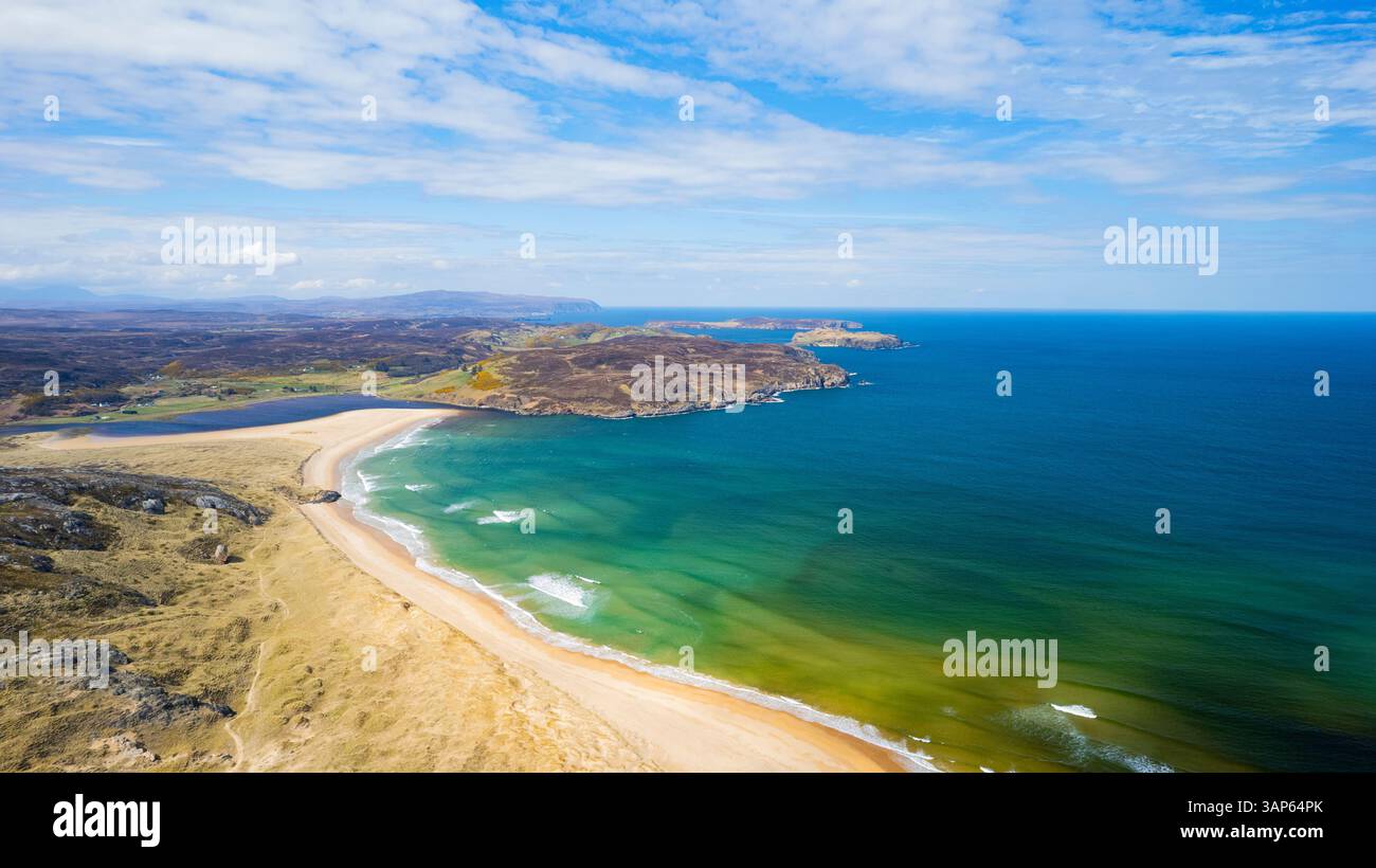 Vue aérienne de la plage de Torrisdale avec belle rive de sable et vagues tranquilles de l'océan, bettyhill, écosse. Banque D'Images