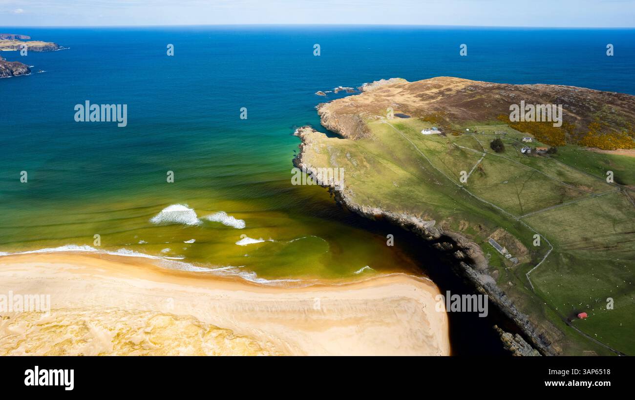 Vue aérienne de la plage de Torrisdale avec littoral accidenté et vagues bleues de l'océan, bettyhill, écosse. Banque D'Images
