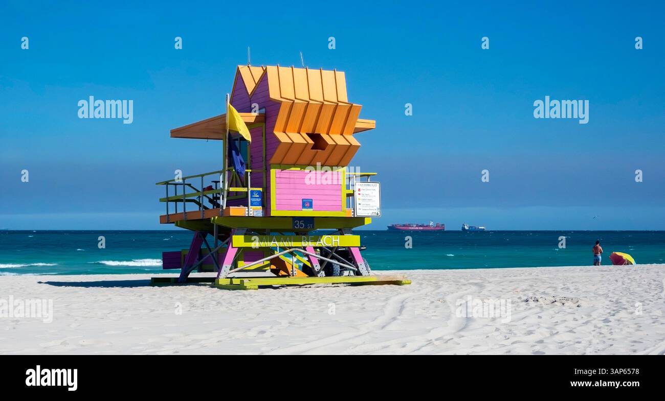 Tours de sauveteur de couleur bonbon sur Miami Beach, Miami, Floride, États-Unis Banque D'Images