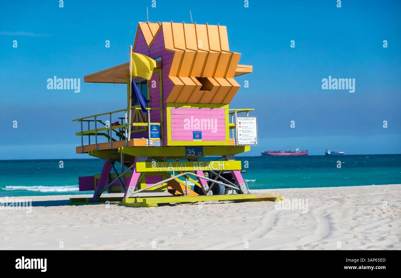 Tours de sauveteur de couleur bonbon sur Miami Beach, Miami, Floride, États-Unis Banque D'Images