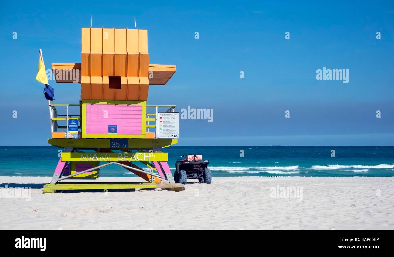 Tours de sauveteur de couleur bonbon sur Miami Beach, Miami, Floride, États-Unis Banque D'Images