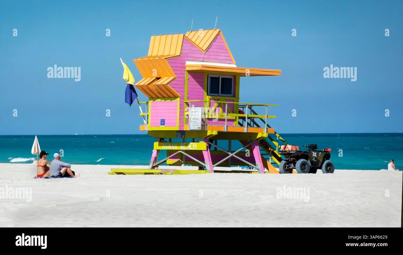 Tours de sauveteur de couleur bonbon sur Miami Beach, Miami, Floride, États-Unis Banque D'Images