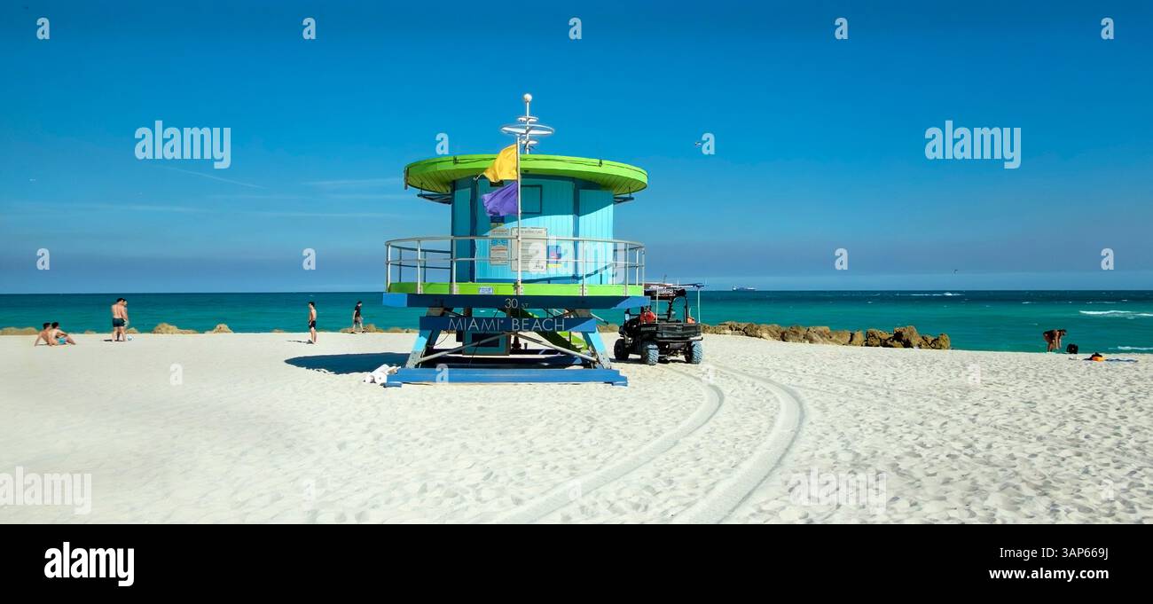 Tours de sauveteur de couleur bonbon sur Miami Beach, Miami, Floride, États-Unis Banque D'Images
