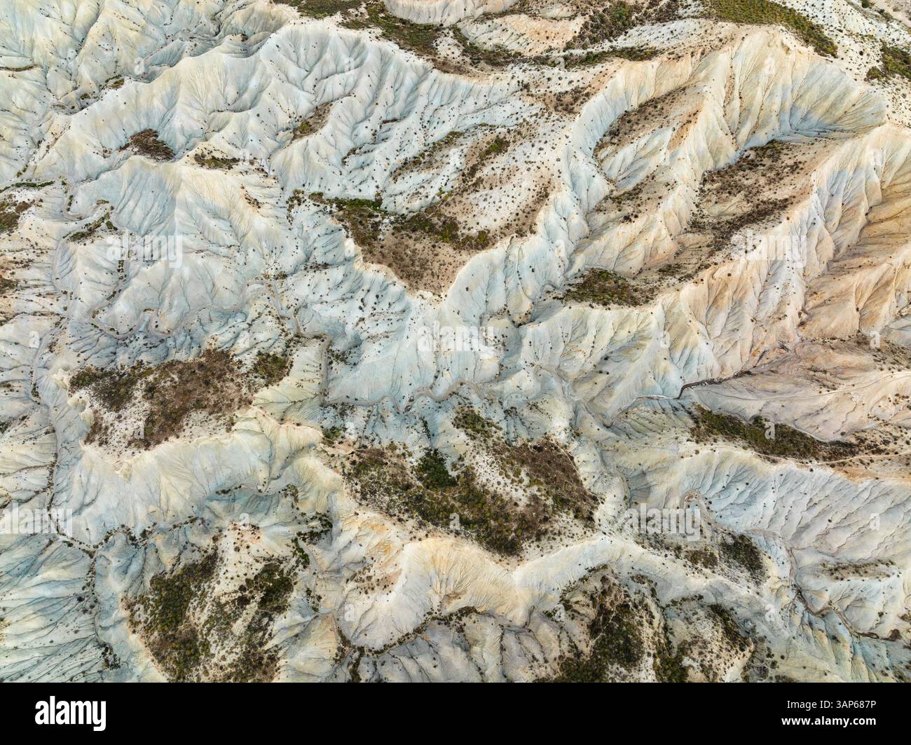Vue aérienne du désert sauvage et aride Tabernas avec des motifs et des textures uniques, Tabernas, Almeria, Espagne. Banque D'Images