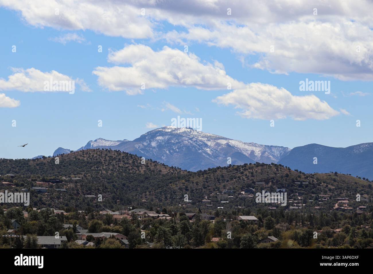 Vue sur les montagnes Mazatzal avec de la neige depuis le sentier Rumsey Park à Payson, Arizona. Banque D'Images
