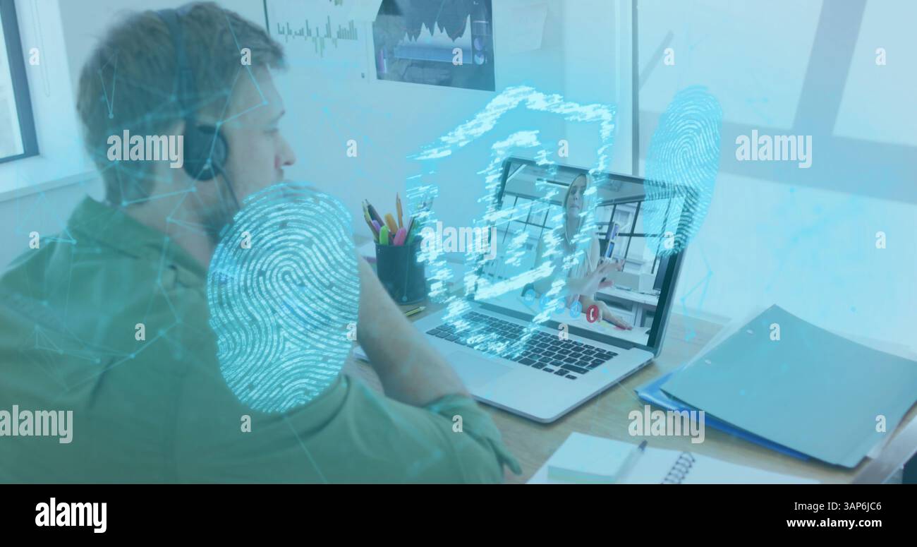 Image d'empreintes digitales biométriques et cadenas sur un homme caucasien utilisant un casque téléphonique et un ordinateur portable Banque D'Images