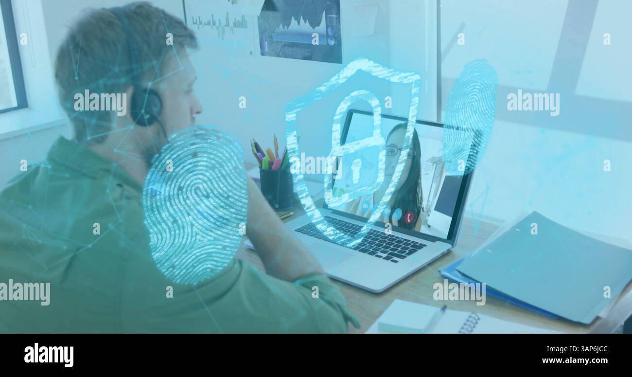 Image d'empreintes digitales biométriques et cadenas sur un homme caucasien utilisant un casque téléphonique et un ordinateur portable Banque D'Images
