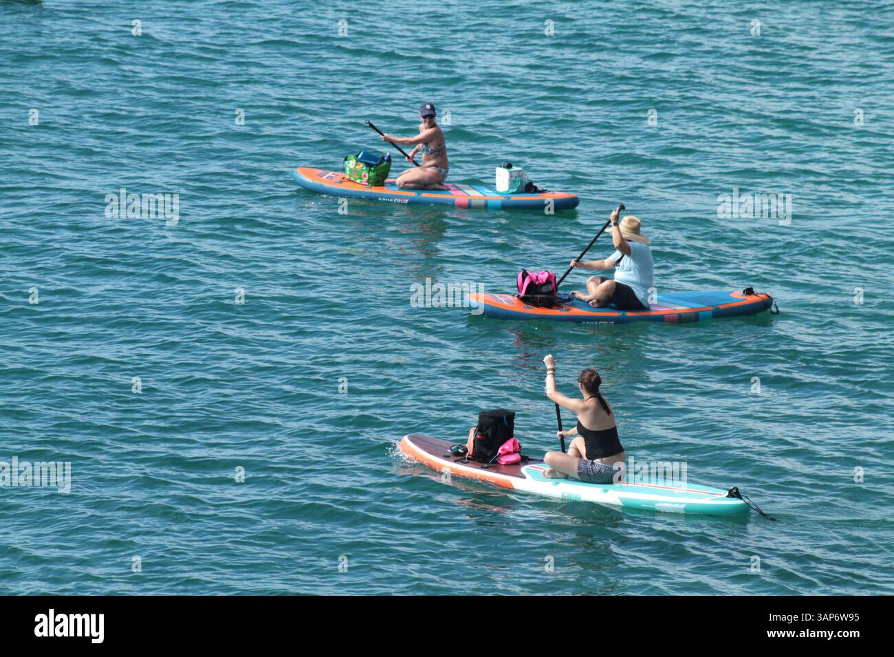 Riviera Beach, Floride, États-Unis. Femmes paddleboard ensemble sur des eaux bleues calmes. Banque D'Images