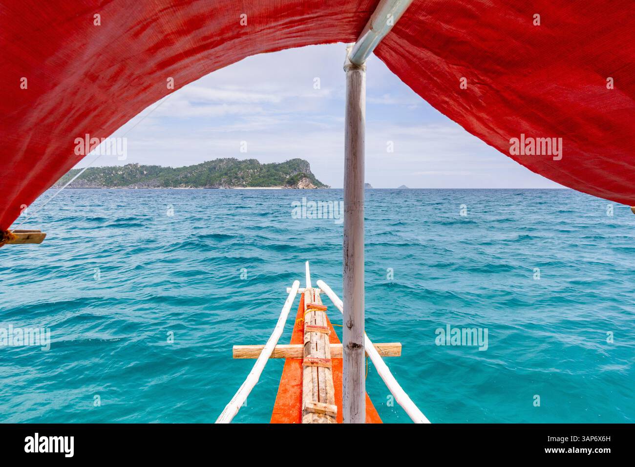 Une croisière banca sur la mer vers une île à Isla Gigantes, Iloilo, Philippines, une destination populaire connue pour ses plages et ses îles Banque D'Images