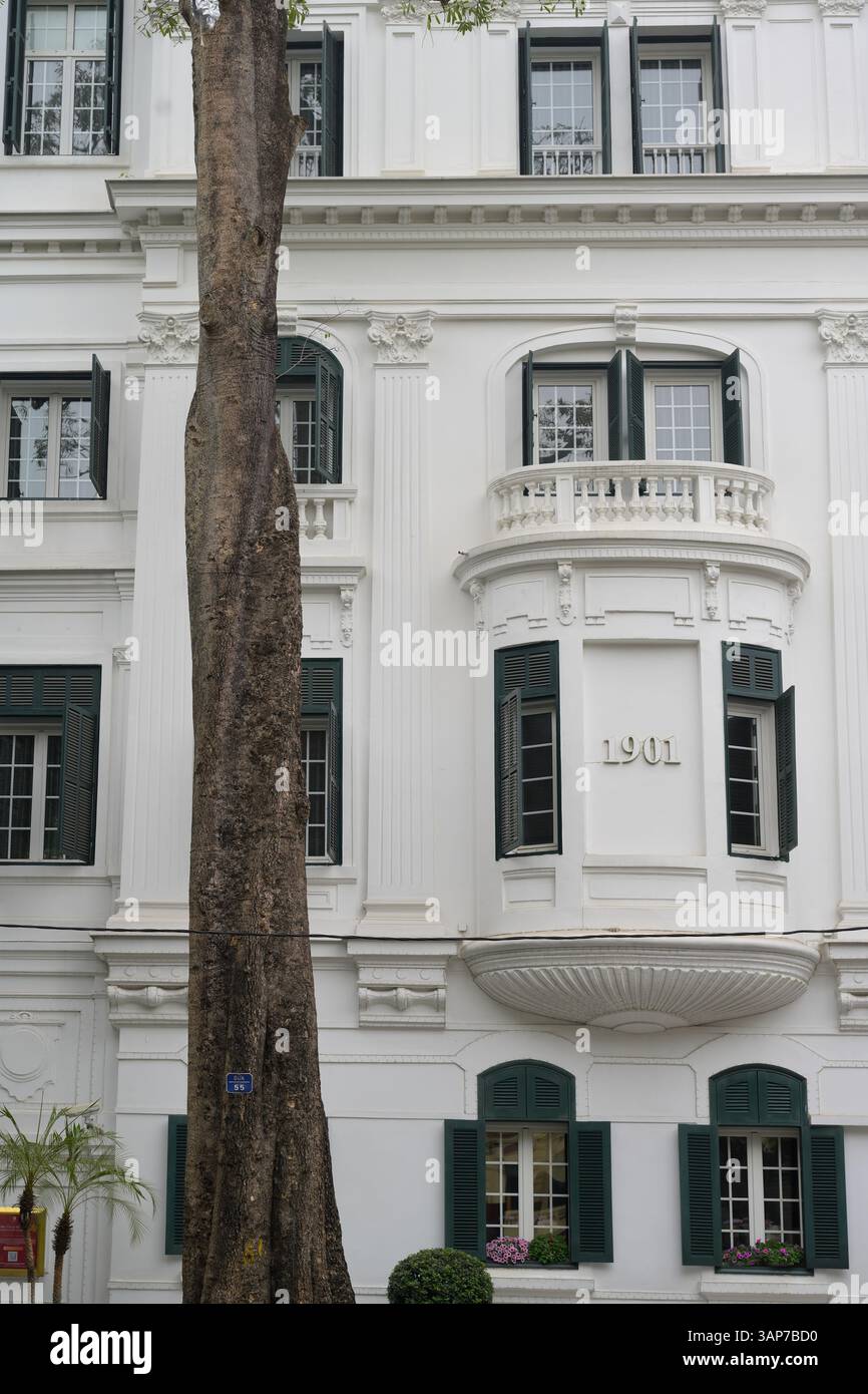 Le légendaire Hôtel Metropole, présent et passé - la vie animée à Hanoi, capitale du Vietnam VN Banque D'Images