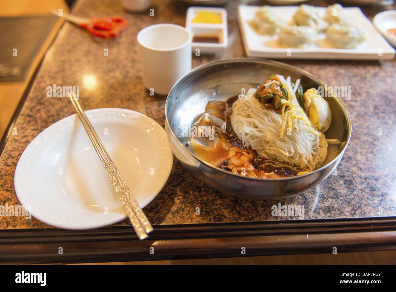 Bibim guksu, nouilles de glace coréennes dans un bol de médailles dans un restaurant coréen, Yeosu, Corée du Sud, Asie Banque D'Images