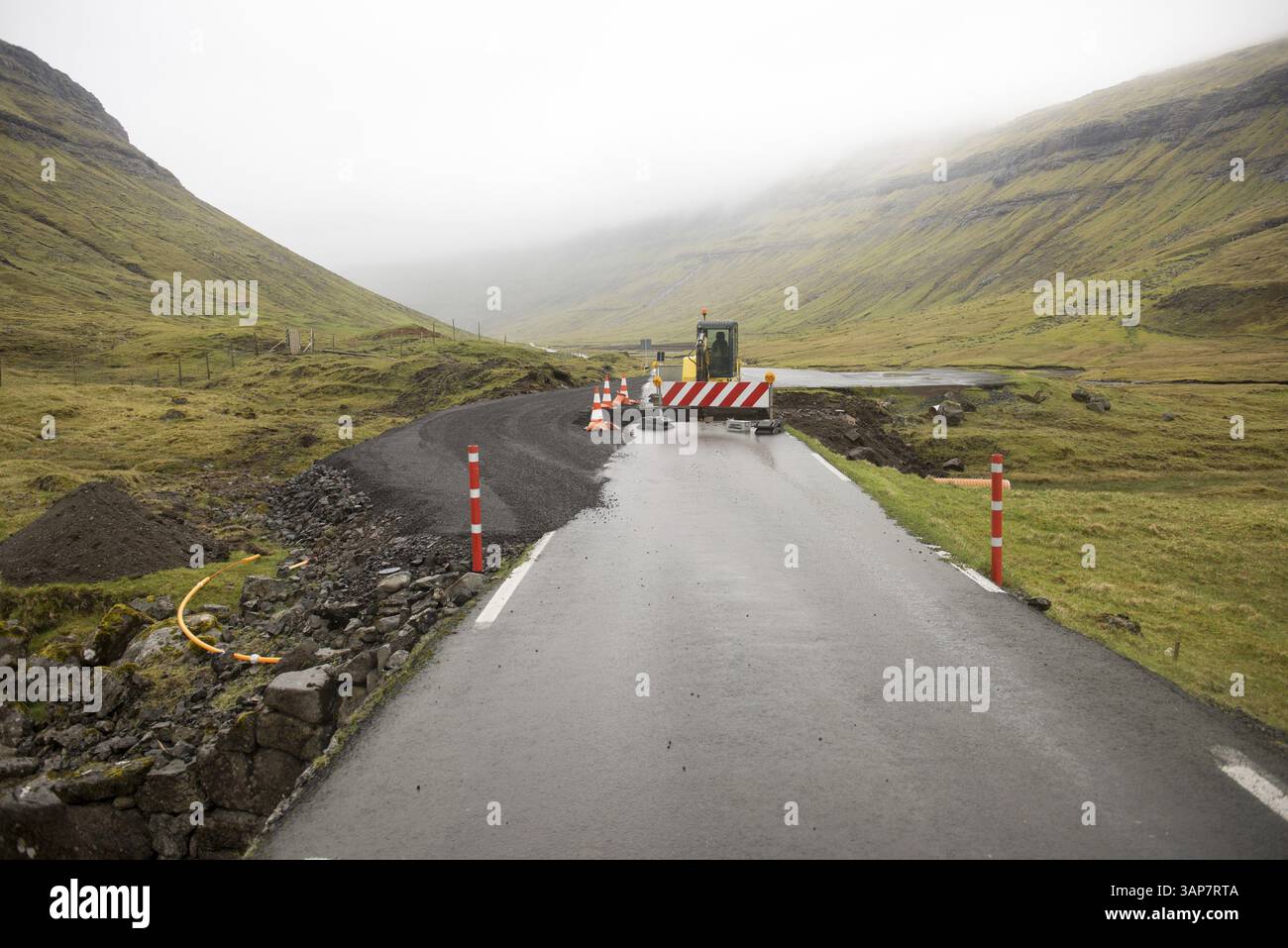 Chantier de construction de routes sur les îles Féroé avec panneau de barrage routier et excavatrice, Streymoy, îles Féroé, Danemark, Europe Banque D'Images