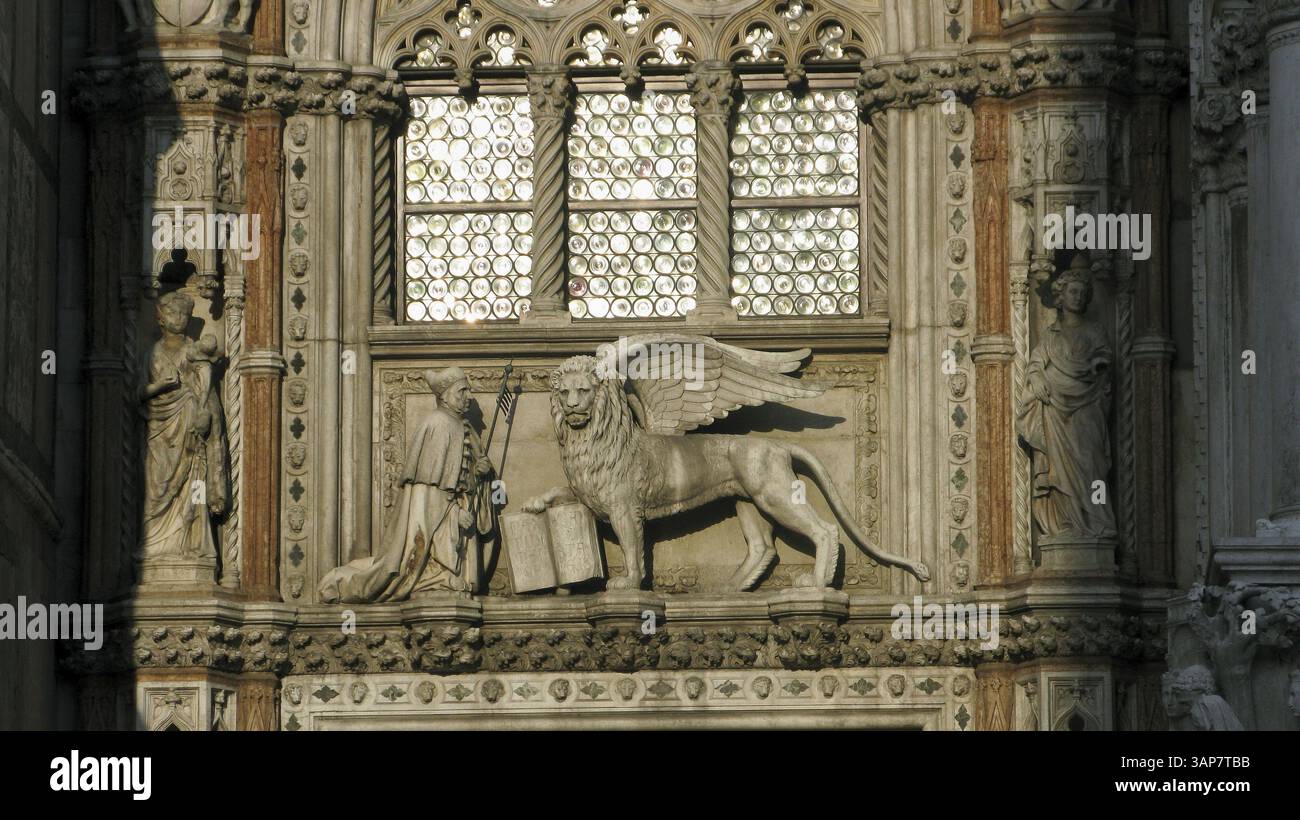 Sculpture à la Porta della Carta du Palais des Doges, Venise, Venise, Italie, Europe Banque D'Images