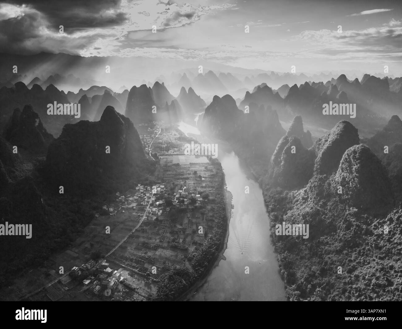 Paysage de lever de soleil de Guilin, rivière Li et montagnes du Karst appelé le mont Xianggong, province du Guangxi, Chine tiré d'un drone Banque D'Images