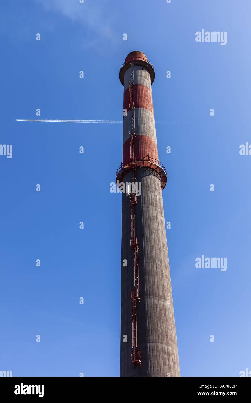 Conduit de fumée, cheminée et traînée de vapeur d'avion, Voest Alpine Steelworks, Donawitz, Leoben, Styrie, Autriche, Europe Banque D'Images