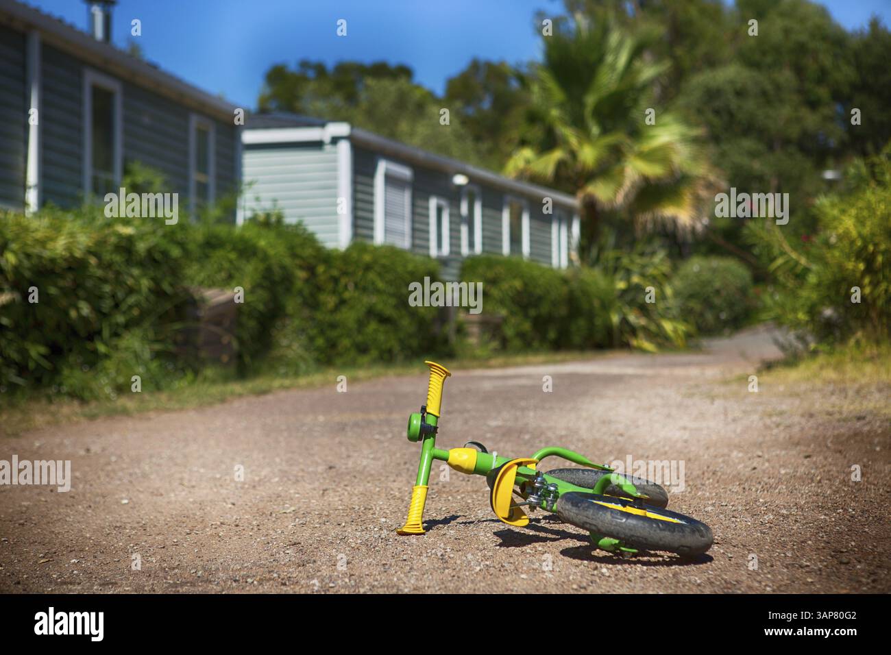 Vélo d'équilibre pour enfants couché sur un chemin de gravier dans le sud de la France, 2021 Banque D'Images