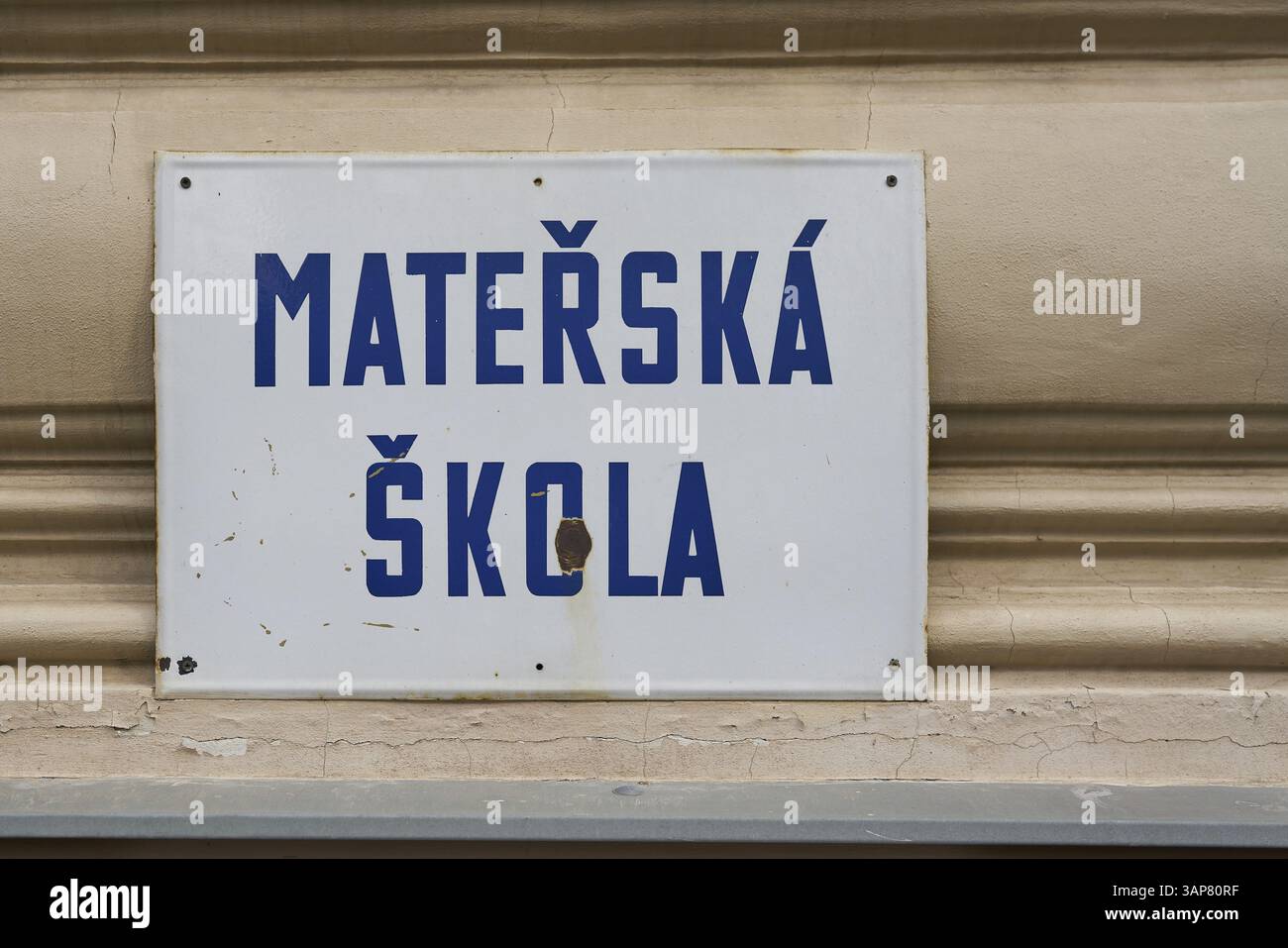 Signe avec l'inscription tchèque Materska Skola, maternelle, préscolaire Banque D'Images