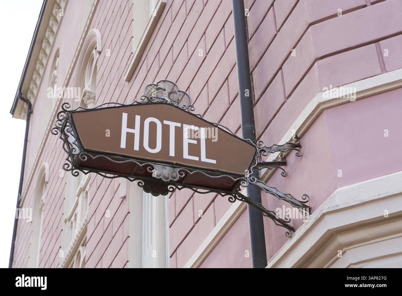Panneau lumineux pour un hôtel dans la station touristique populaire de Riva del Garda en Italie Banque D'Images