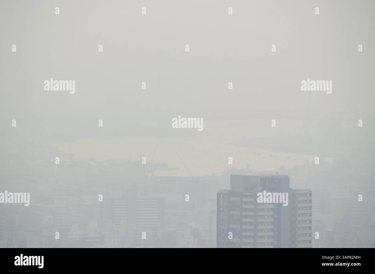 Gratte-ciel dans la ville d'Osaka un jour brumeux, smog, Osaka, Japon, Asie Banque D'Images