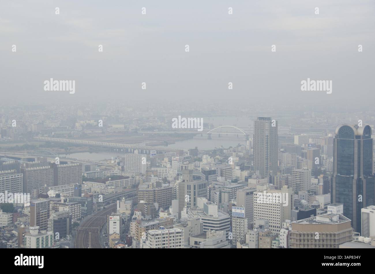 Skyline de la ville d'Osaka un jour brumeux, smog, Osaka, Japon, Asie Banque D'Images