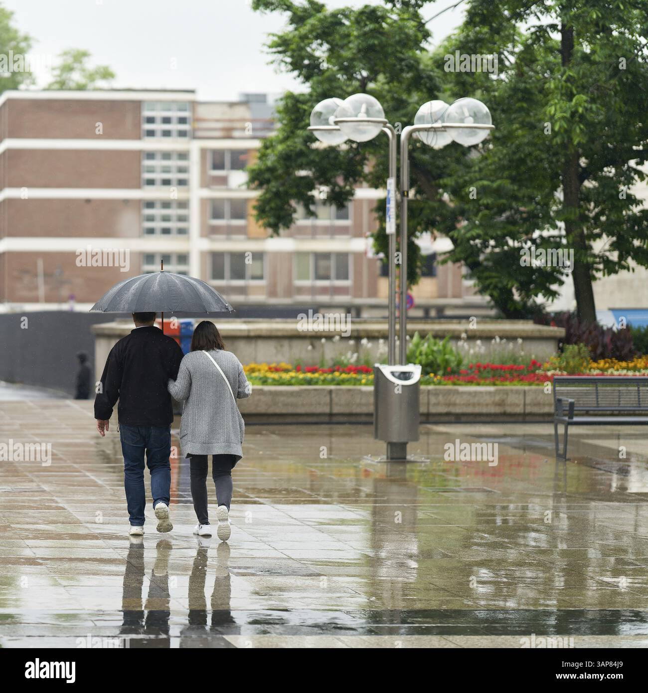 Jeune couple sous la pluie à Cologne Banque D'Images
