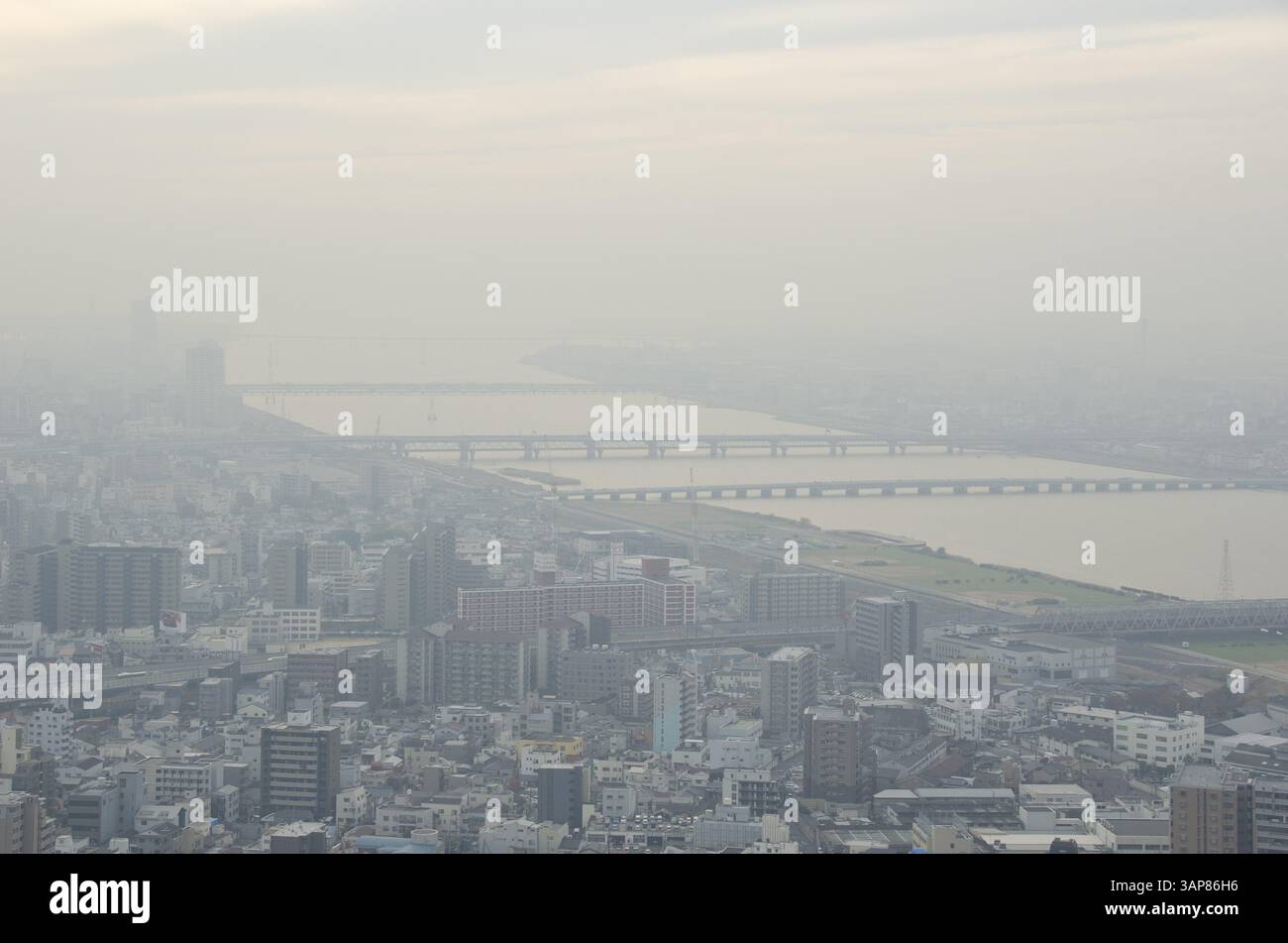 Skyline de la ville d'Osaka un jour brumeux, smog, Osaka, Japon, Asie Banque D'Images