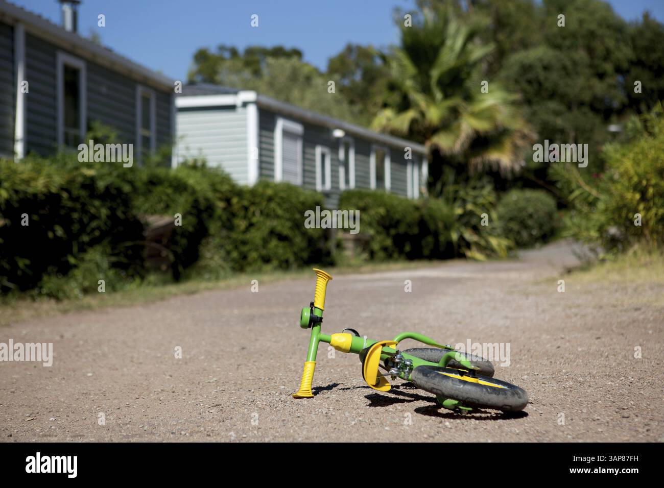 Vélo d'équilibre pour enfants couché sur un chemin de gravier dans le sud de la France, 2021 Banque D'Images