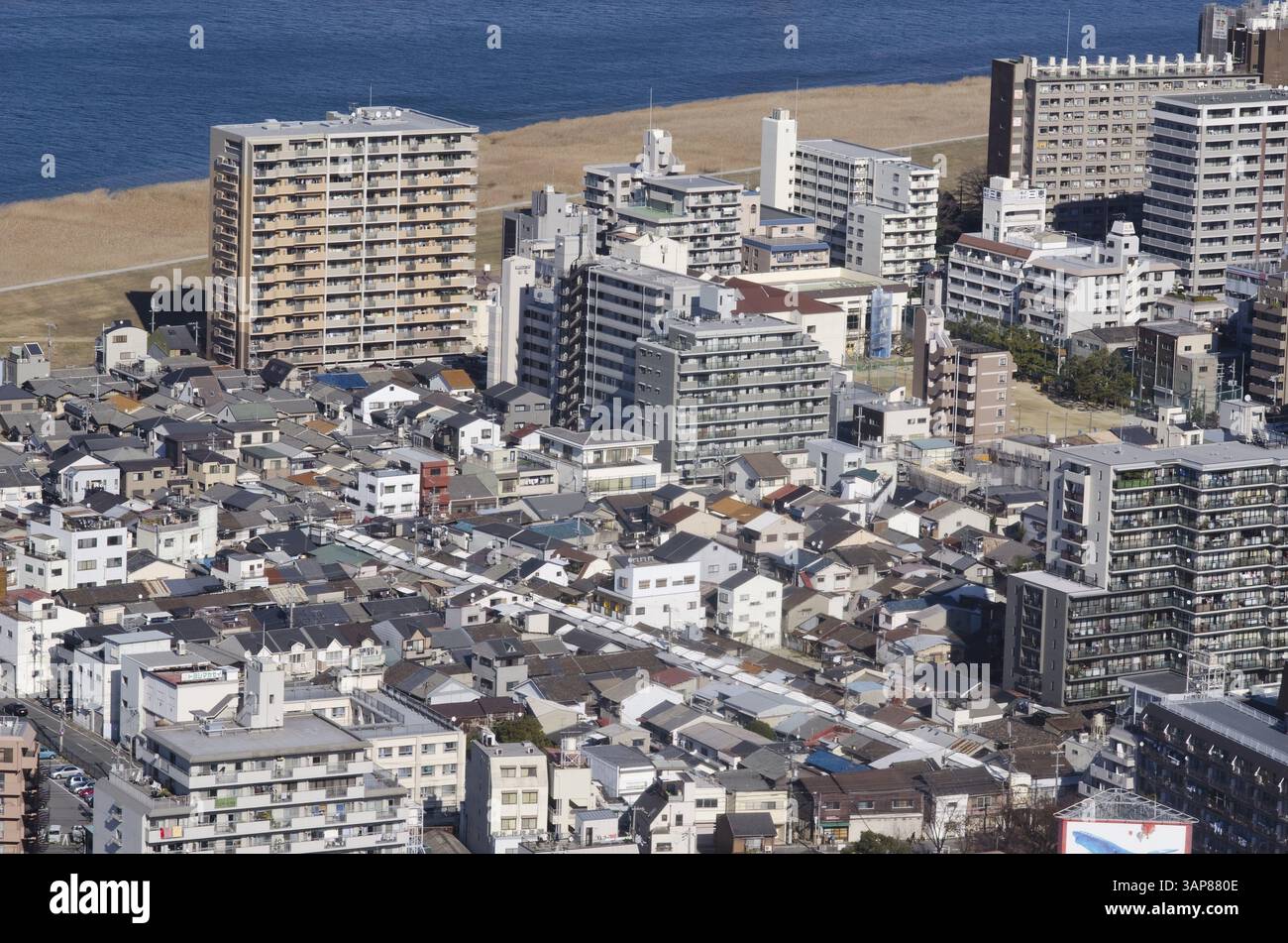 Maisons japonaises traditionnelles et modernes le long de la rivière à Osaka, Osaka, Japon, Asie Banque D'Images