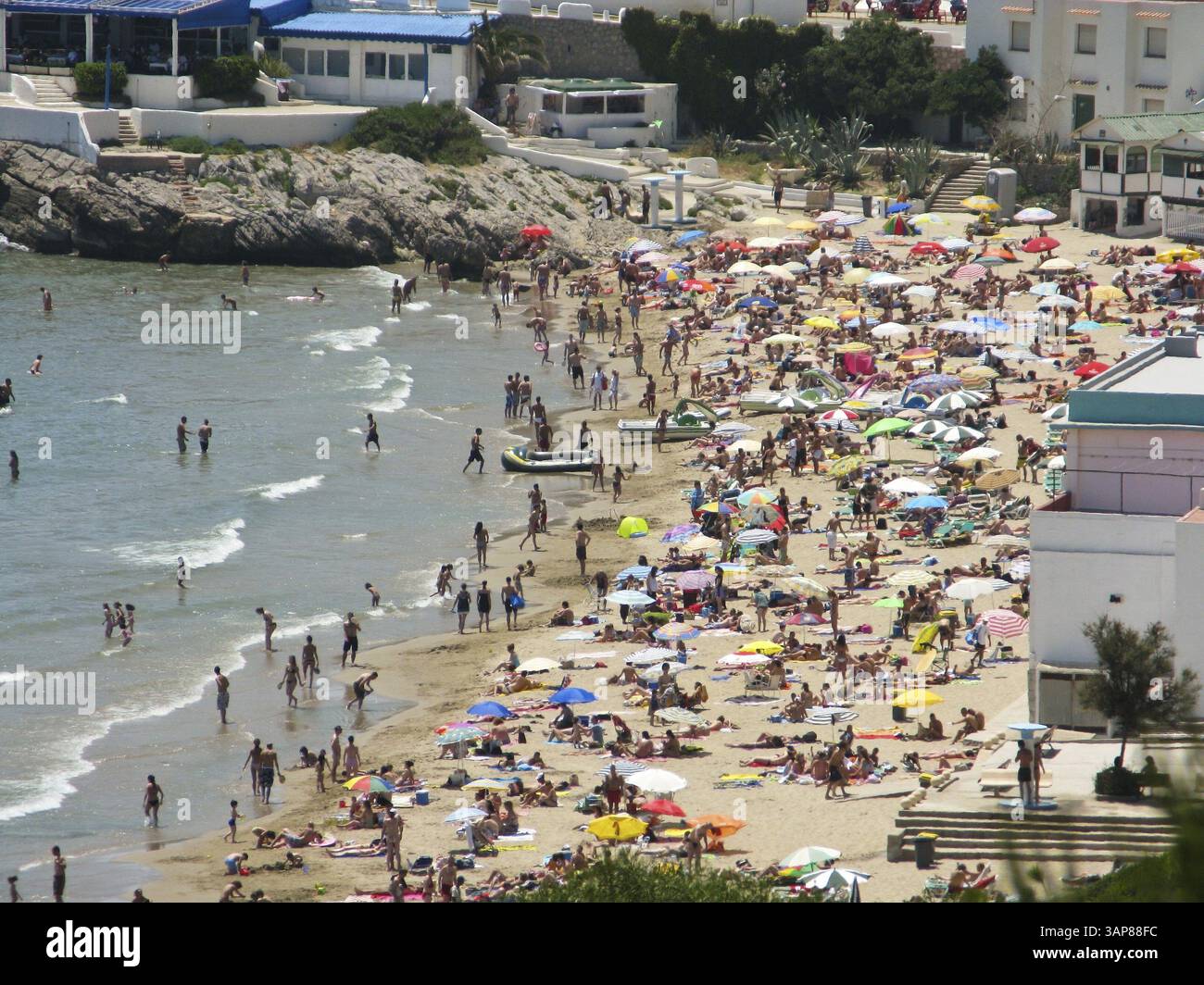 Petite plage pleine de gens sur la côte de l'espagne, Garraf, Espagne, Europe Banque D'Images