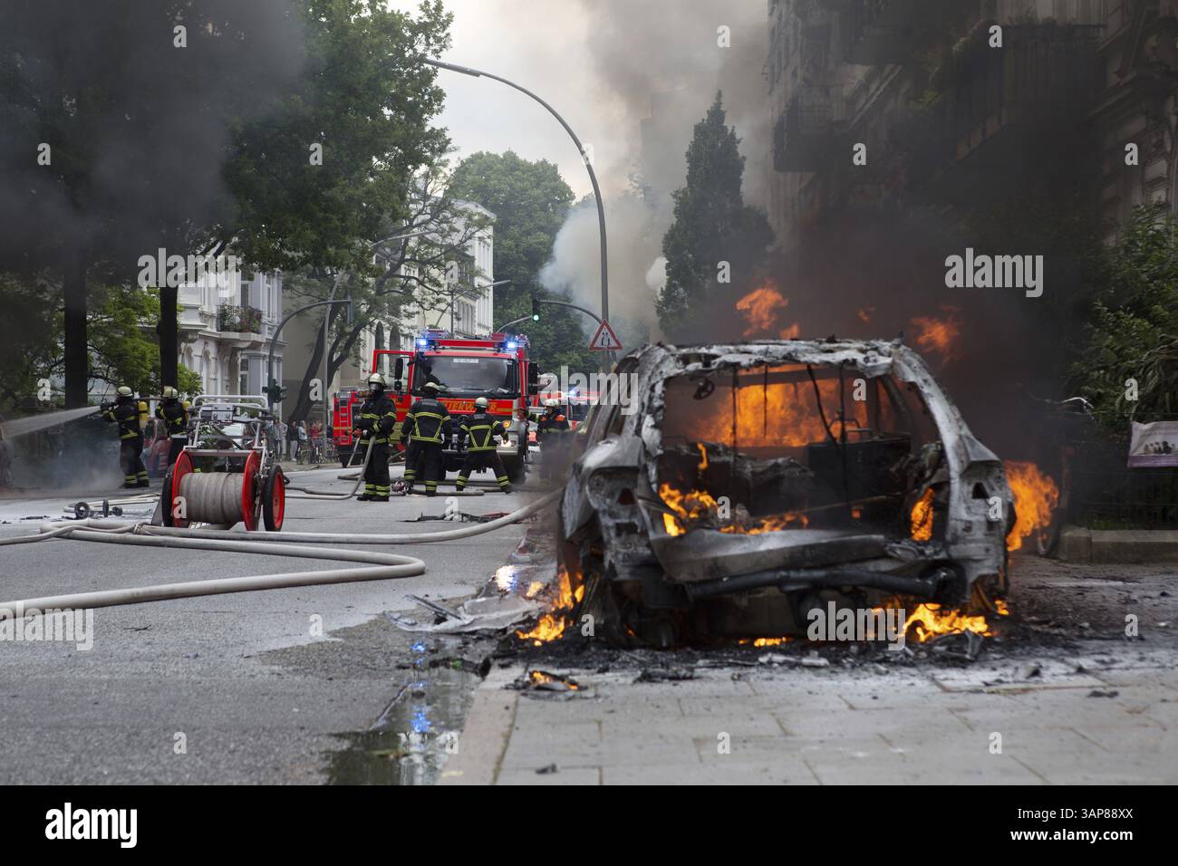 Voiture brûlante sur l'Elbchaussee lors du sommet du G20 à Hambourg, 2017 Banque D'Images