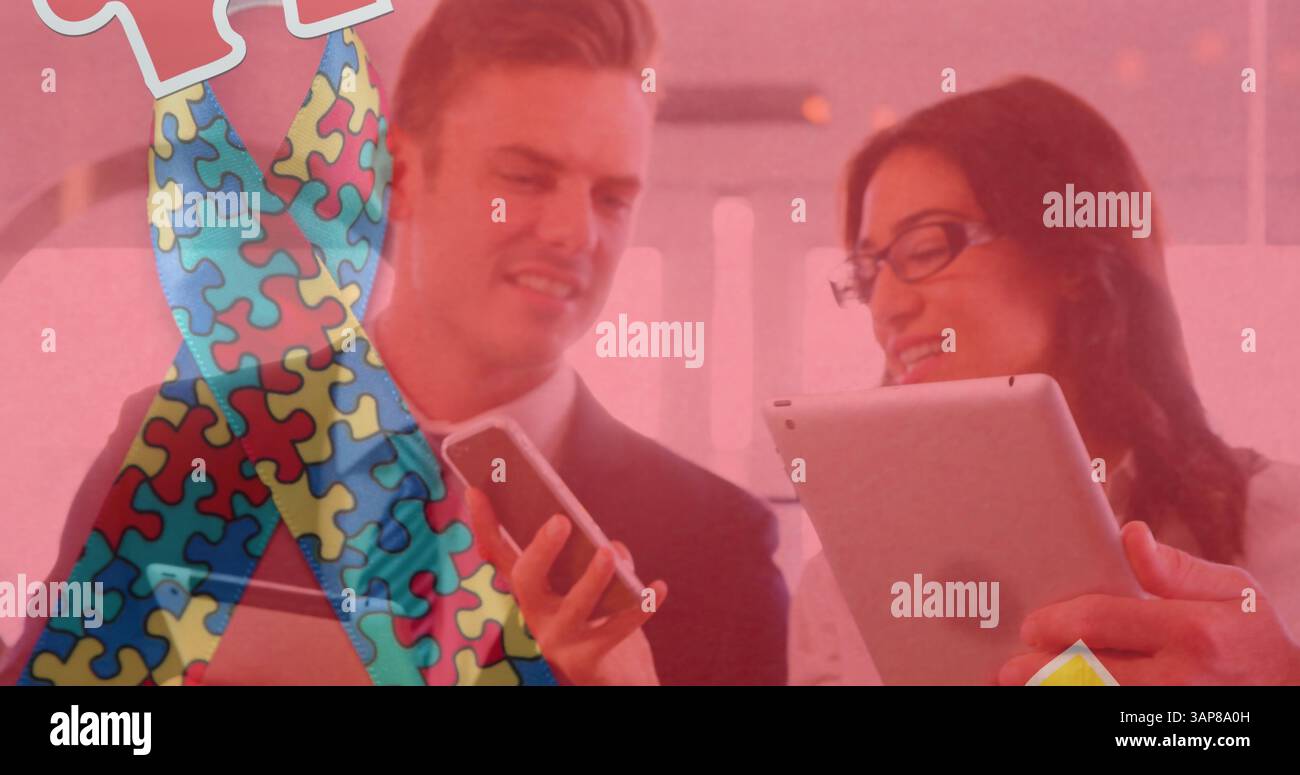 Image d'un ruban coloré de pièces de puzzle sur des gens d'affaires utilisant des appareils numériques Banque D'Images