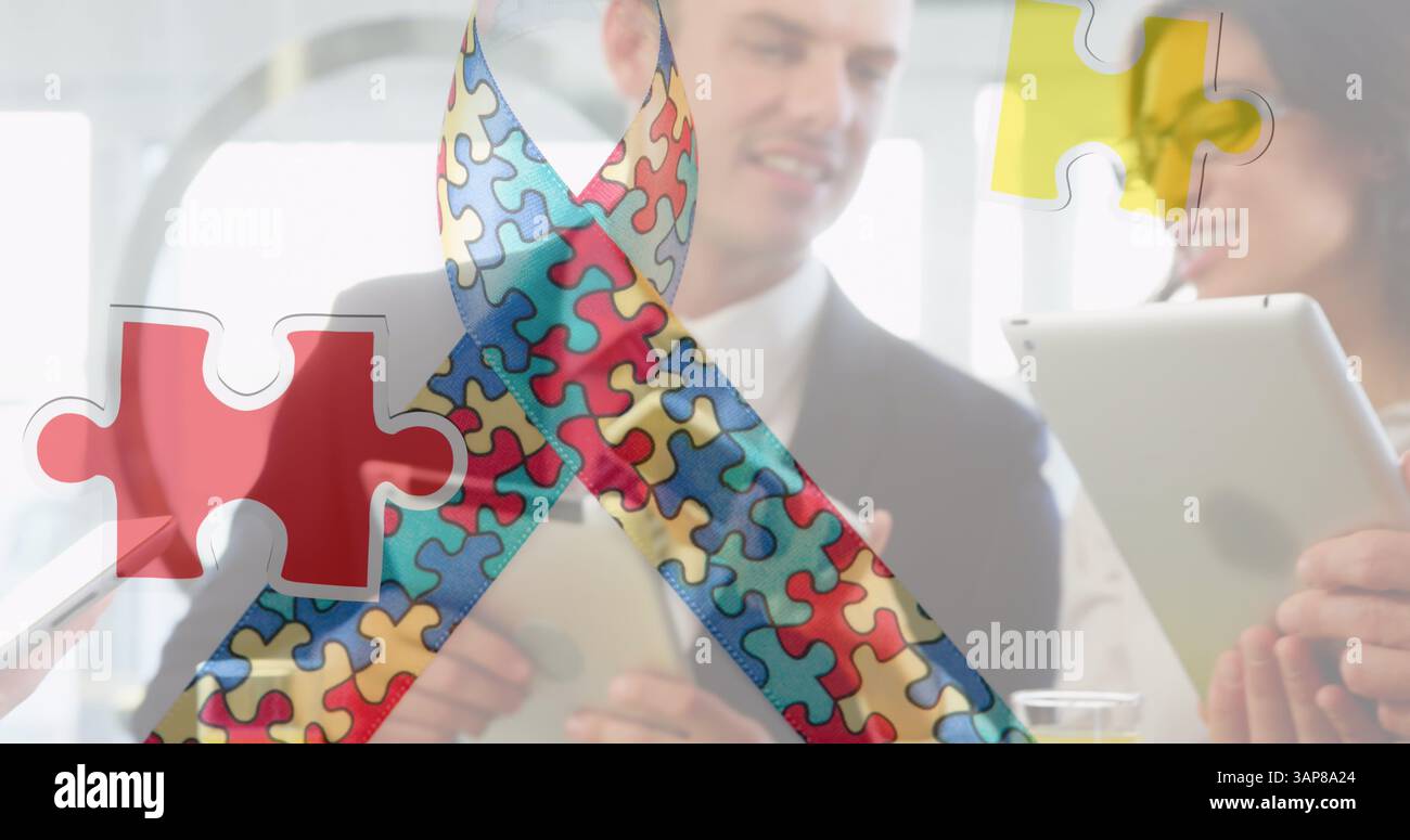 Image d'un ruban coloré de pièces de puzzle sur des gens d'affaires utilisant des appareils numériques Banque D'Images