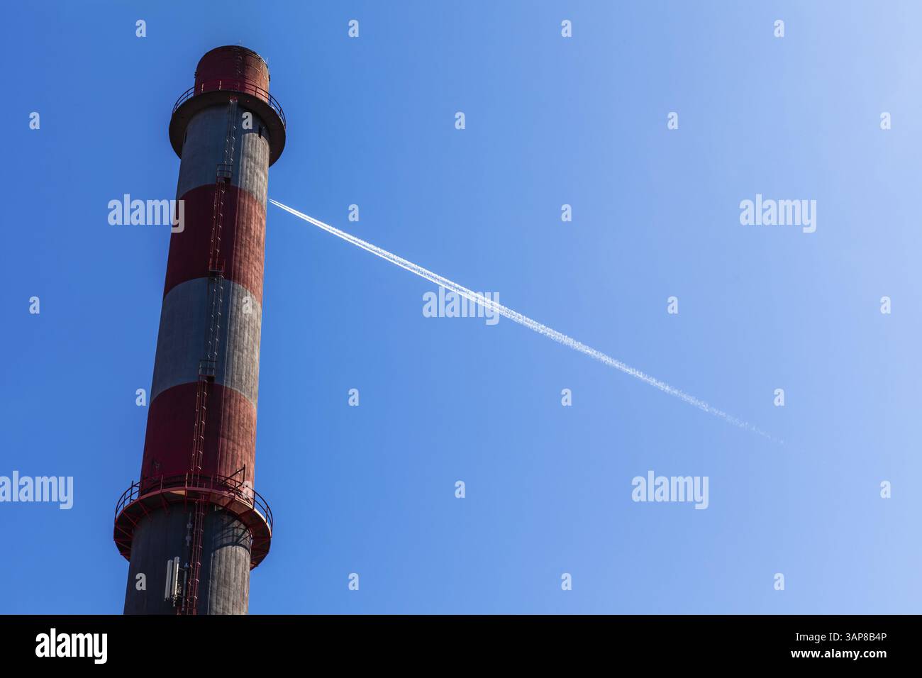 Conduit de fumée, cheminée et traînée de vapeur d'avion, Voest Alpine Steelworks, Donawitz, Leoben, Styrie, Autriche, Europe Banque D'Images