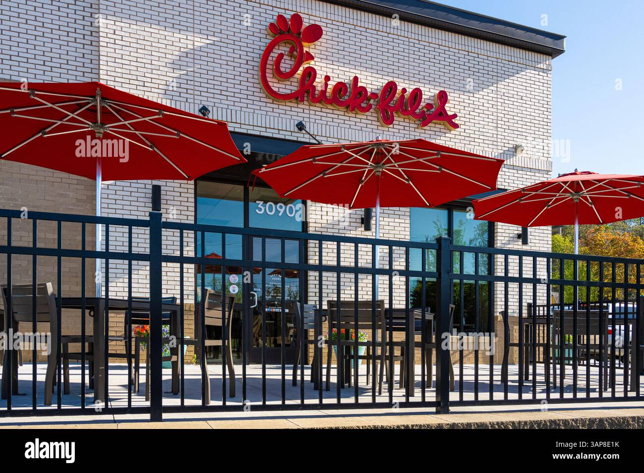 Chick-fil-Un restaurant avec patio extérieur le long de l'US Highway 78 à Snellville, Géorgie. (ÉTATS-UNIS) Banque D'Images