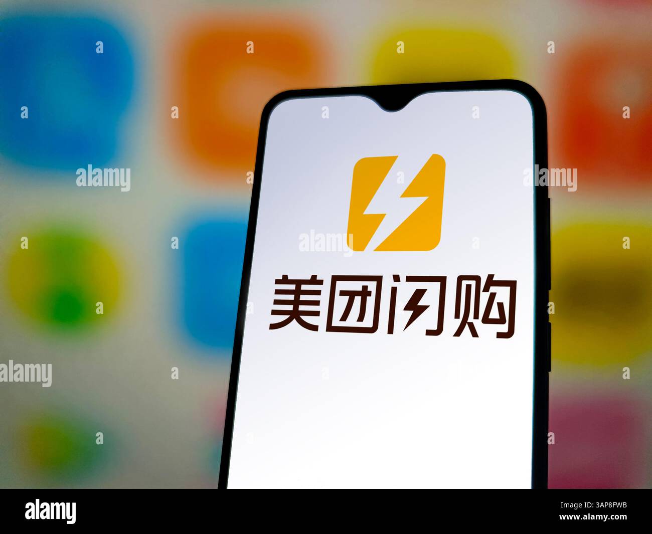 SUQIAN, CHINE - 16 AVRIL 2025 - une photo d'illustration montre le LOGO Meituan Flash Purchase affiché sur un smartphone à Suqian, dans la province du Jiangsu, en Chine, le 16 avril 2025. (Photo CFOTO/Sipa USA) Banque D'Images