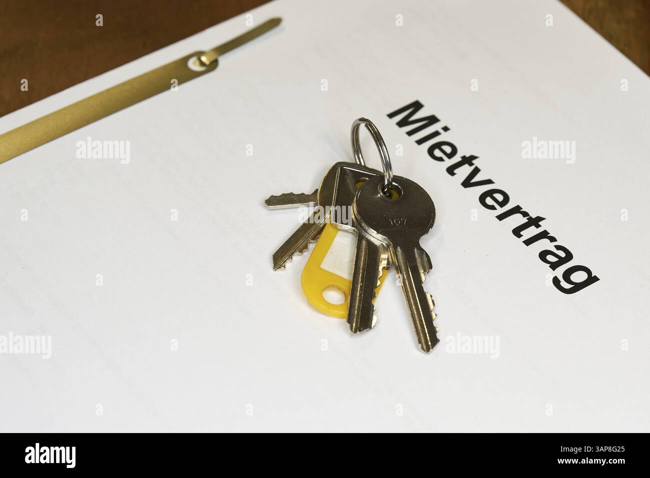 Clé et contrat de location allemand pour un nouvel appartement sur une table Banque D'Images