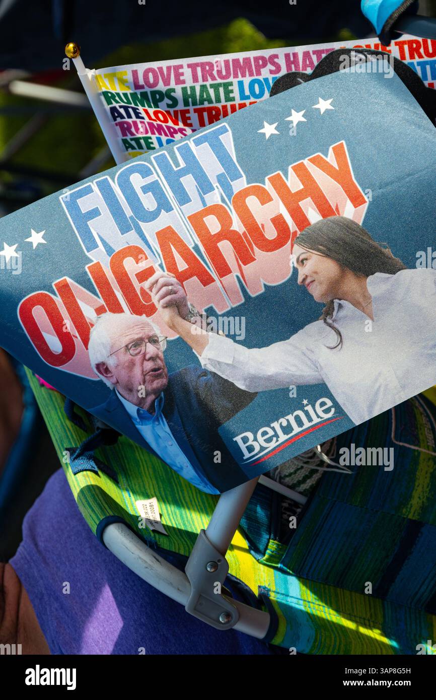 Drapeau pour la tournée de lutte contre l'oligarchie au rassemblement Folsom Lake College avec le sénateur Bernie Sanders et la députée Alexandria Ocasio-Cortez Banque D'Images
