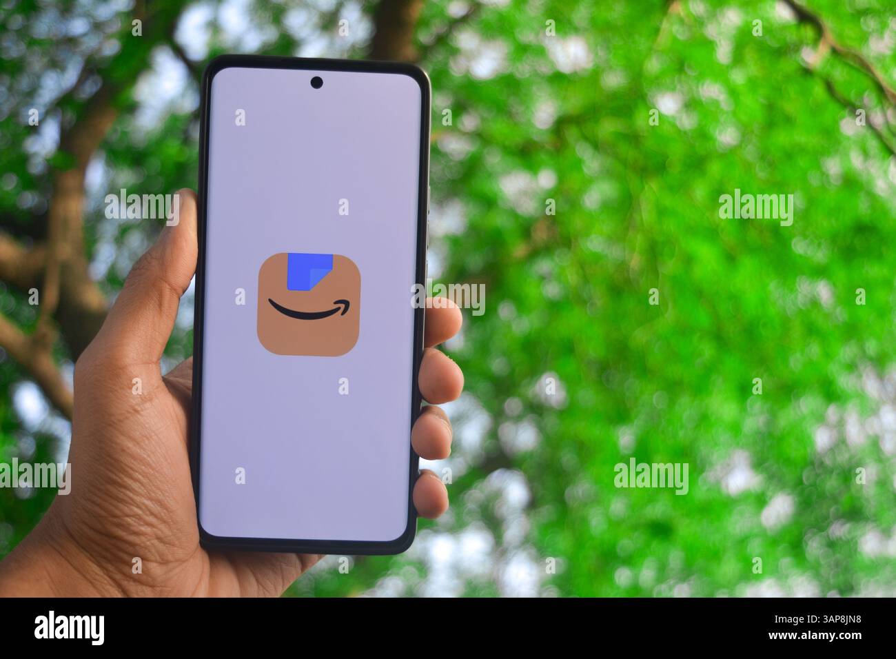 TIKAMGARH, MADHYA PRADESH, INDE - 10 AVRIL 2025 : homme tenant le téléphone avec l'application amazon sur l'écran. Banque D'Images