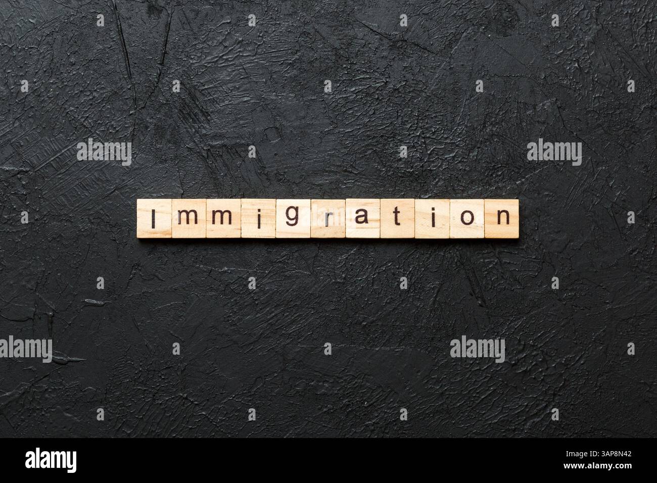 mot d'immigration écrit sur bloc de bois. texte d'immigration sur table, concept. Banque D'Images