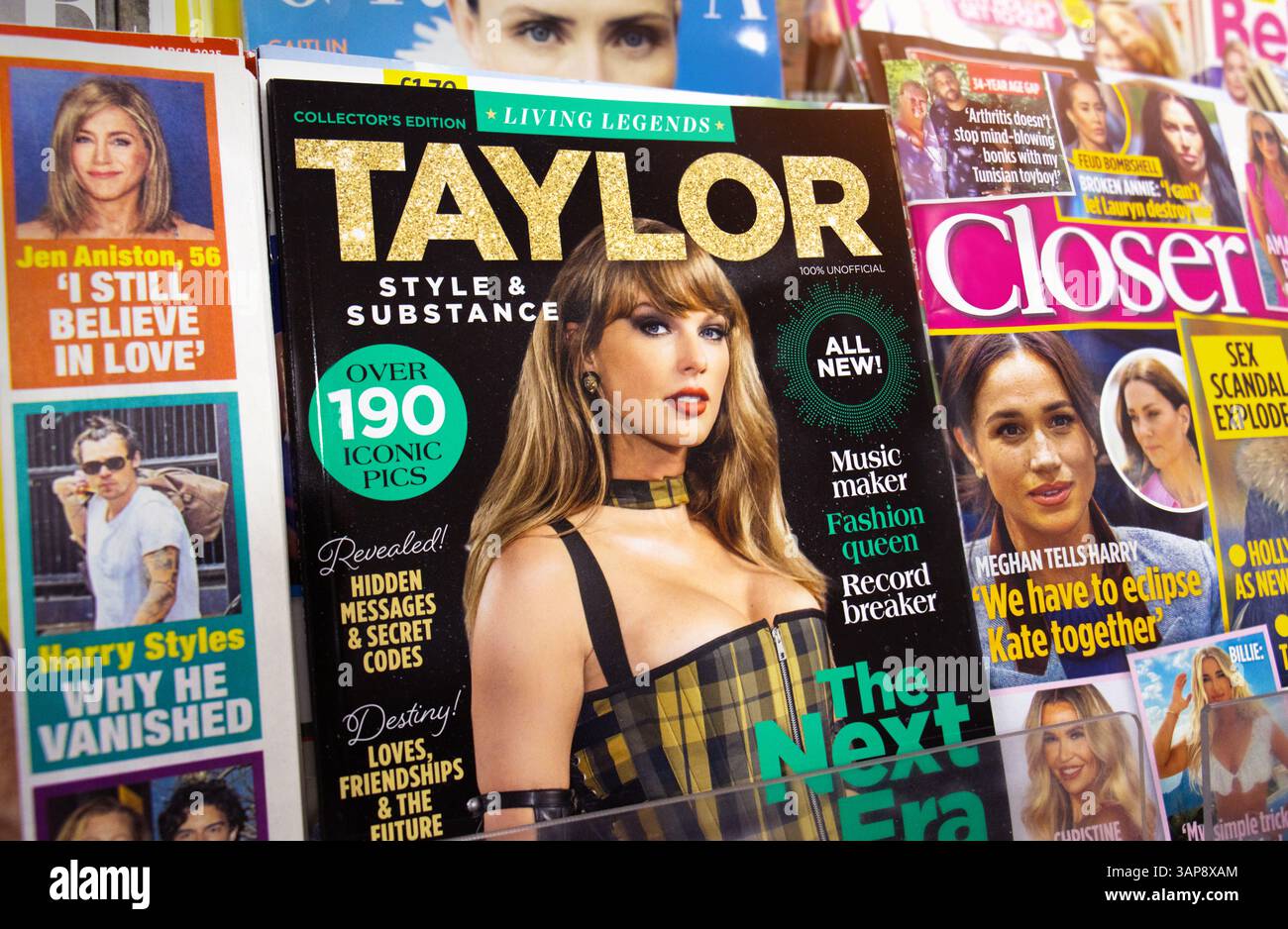 Taylor Swift News figure sur la couverture du magazine aux côtés d'autres publications mettant en vedette d'autres célébrités telles que Harry Styles et Meghan Markle. Banque D'Images
