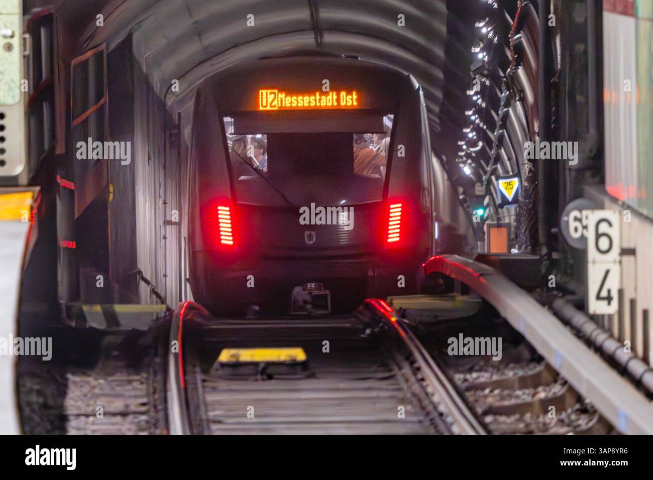 U-Bahn Linie U2 zur Messestadt Ost im tunnel, April 2025 Deutschland, München, April 2025, U-Bahn Linie U2 mit Ziel Messestadt Ost, im U-Bahn-tunnel, fotografiert BEI der Abfahrt vom Bahnsteig eines U-Bahnhofs mit Teleobjektiv, Bahnsteig hat eine leichte Kurve, deshalb ist diese Perspektive gefahrlos möglich, ÖPNV, Öffentlicher, Verhkehr, Öffentliche, Verkkehr, Verkkehr,, Verkkehr,,, Vermitskehr, Bayern *** ligne de métro U2 à Messestadt Ost dans le tunnel, avril 2025 Allemagne, Munich, avril 2025, ligne de métro U2 avec destination Messestadt Ost, dans le tunnel de métro, photographiée lors du départ du quai Banque D'Images