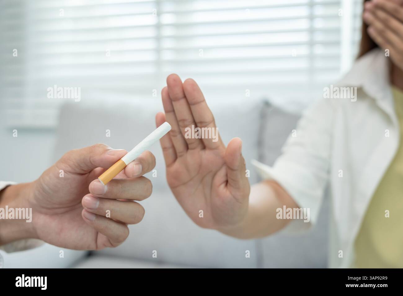 Pas de fumée. la femme couvre le nez en raison de l'odeur de fumée de cigarette, refuser, rejeter, casser, dire non, arrêtez de fumer pour votre santé. journée mondiale du tabac. Médicaments, cancer du poumon Banque D'Images