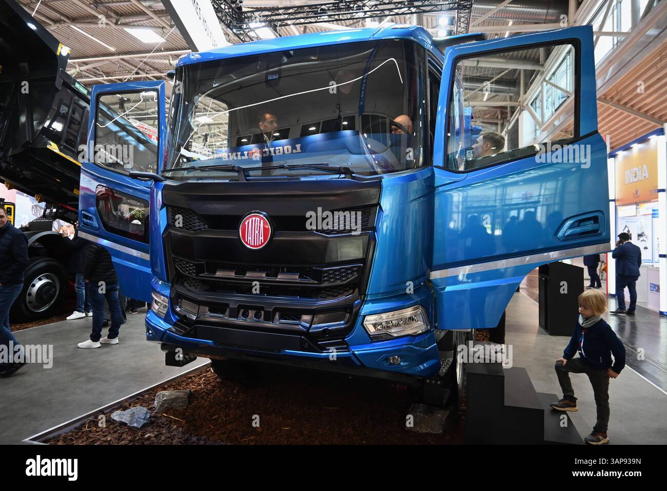 Bauma 2025, vom 7,4. bis 13.4,2025. Die bauma ist die Weltleitmesse fuer Baumaschinen, Baustoffmaschinen, Bergbaumaschinen, Baufahrzeuge und Baugeraete. SIE ist weltweit die bedeutendste Fachmesse und die flaechenmaessig groesste Messe der Welt. SIE findet alle drei Jahre auf dem Gelaende der Messe Muenchen statt. Foto : Messestand, Tatra Truck aus Tschechien *** Bauma 2025, de 7 4 à 13 4 2025 Bauma est le salon leader mondial pour les machines de construction, les machines de matériaux de construction, les machines minières, les véhicules de construction et les équipements de construction C'est le commerce le plus important du monde fa Banque D'Images