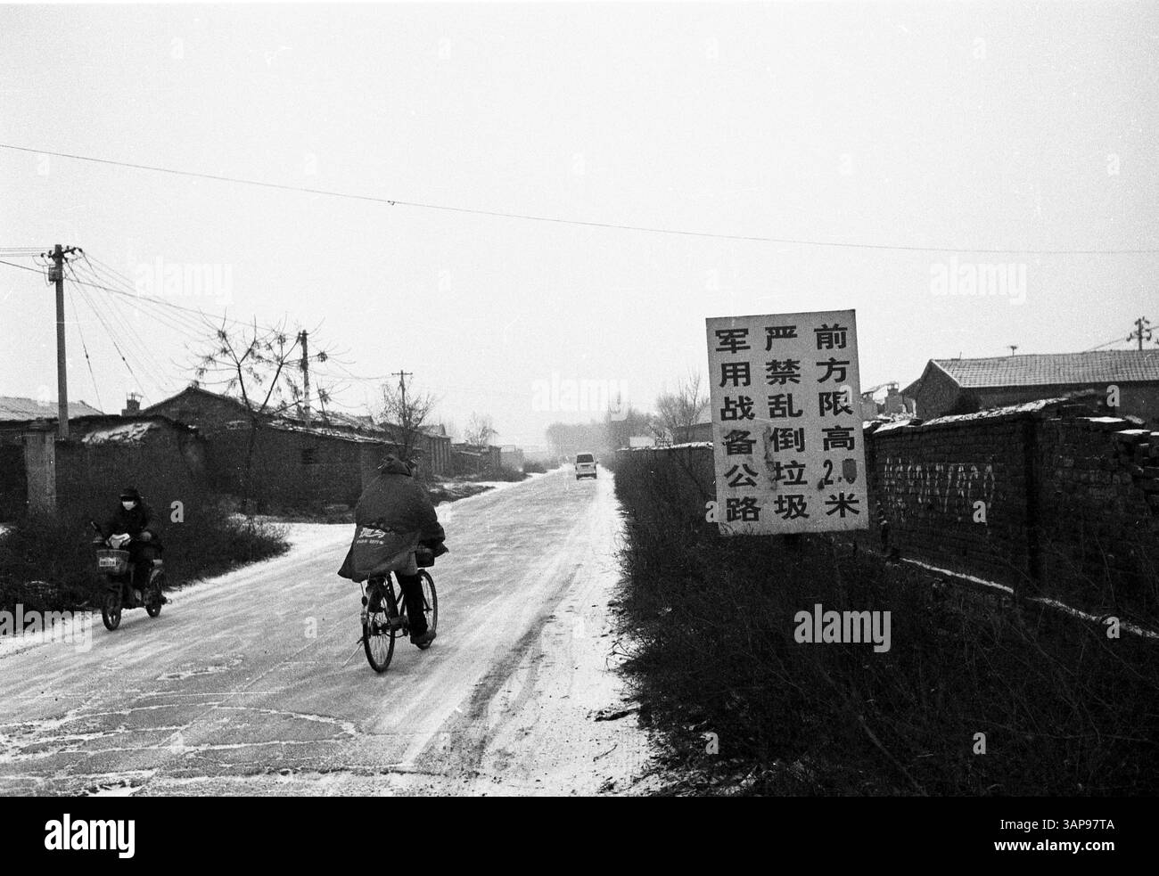 Routes oubliées : infrastructure militaire et vie rurale au début des années 2000 en Chine Banque D'Images